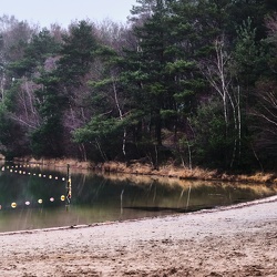 Blauwe meer bij grauw weer